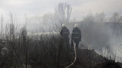 У Тернополі вздовж річки Серет понад 4 години гасили пожежу. Горів очерет