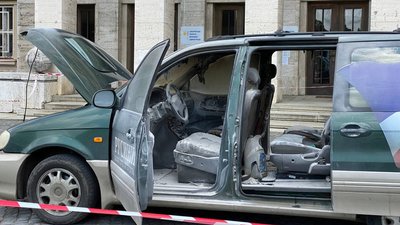 В Ужгороді перед будівлею Закарпатської ОДА палав автомобіль В Ужгороді перед будівлею Закарпатської ОДА палав автомобіль
