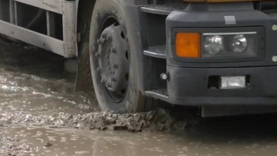 У Херсоні другий місяць ремонтують дорогу. Водії обурені У Херсоні другий місяць ремонтують дорогу. Водії обурені