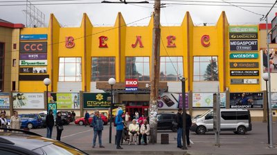 В Івано-Франківську поліцейські перевіряють повідомлення про замінування у торговому центрі "Велес"