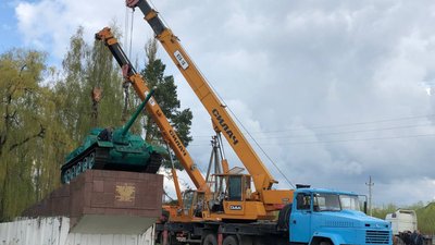У місті на Буковині демонтували радянський танк