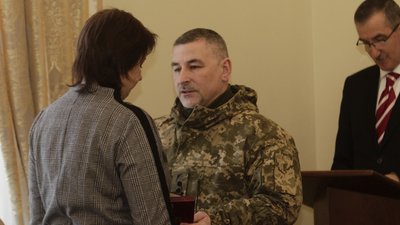 Родичам загиблих військових та цивільних з Чернігівщини передали ордени “За мужність” Родичам загиблих військових та цивільних з Чернігівщини передали ордени “За мужність”