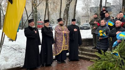 Учасники заходу виконують Гімн України під час мітингу-реквієму Учасники заходу виконують Гімн України під час мітингу-реквієму
