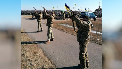 На Чернігівщині попрощалися з п'ятьма військовими, що загинули у боях на сході України На Чернігівщині попрощалися з п'ятьма військовими, що загинули у боях на сході України