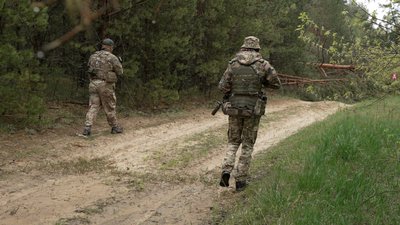 Аеророзвідка, піші патрулі, бронеавтомобілі: як працюють прикордонники на Чернігівщині Аеророзвідка, піші патрулі, бронеавтомобілі: як працюють прикордонники на Чернігівщині
