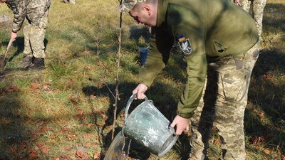 "У пам’ять про льотчика Дмитра Шкарбуна". На Вінниччині висадили яблуневий сад