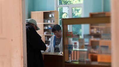 Місцеві жителі приходять купити ліки у пункт здоров'я. Чернігівщина Місцеві жителі приходять купити ліки у пункт здоров'я. Чернігівщина