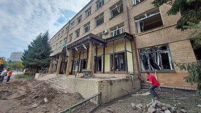 На місці ракетного удару РФ по Харкову працюють комунальники: пошкоджена теплотраса На місці ракетного удару РФ по Харкову працюють комунальники: пошкоджена теплотраса