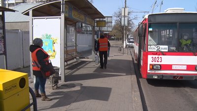 У Миколаєві зупинки громадського транспорту щодня дезінфікують У Миколаєві зупинки громадського транспорту щодня дезінфікують