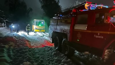 Два автобуси, трактор та вантажний автомобіль застрягли у кюветах на дорогах Волині Два автобуси, трактор та вантажний автомобіль застрягли у кюветах на дорогах Волині