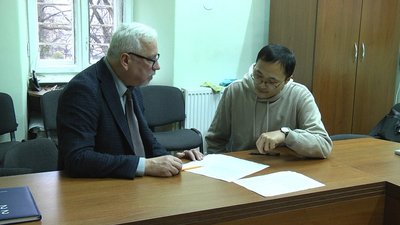 Ше Сяньнін спілкується з викладачем Ше Сяньнін спілкується з викладачем