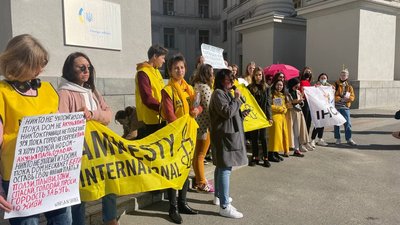 Парасолі та книги. У Києві влаштували акцію солідарності з афганськими жінками Парасолі та книги. У Києві влаштували акцію солідарності з афганськими жінками