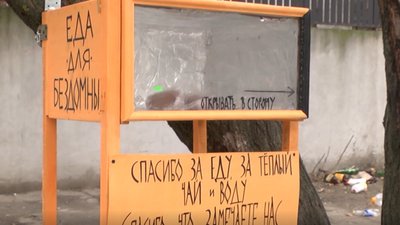 У Херсоні невідомі встановили бокс, де можна залишити їжу безхатченкам