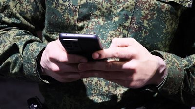 Військовий РФ із телефоном