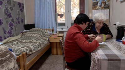 Переселенку Тетяну Воробйову виселяють з пансіонату у Черкасах