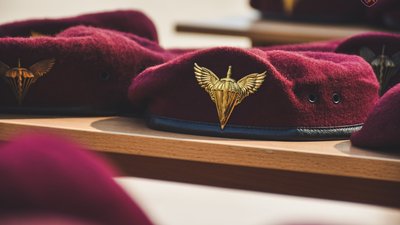 У Житомирі новобранці 95 бригади виголосили "Клятву десантника" та вдягнули марунові берети У Житомирі новобранці 95 бригади виголосили "Клятву десантника" та вдягнули марунові берети