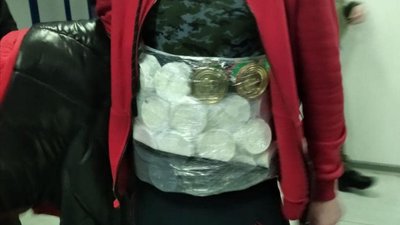 154 банки з ікрою під одягом: з Одещини у Молдову намагалися провезти товар 154 банки з ікрою під одягом: з Одещини у Молдову намагалися провезти товар