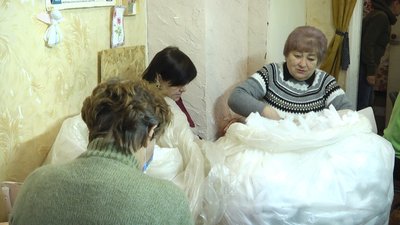 Шиють і в'яжуть: "Бабусин батальйон" на Житомирщині допомагає ЗСУ