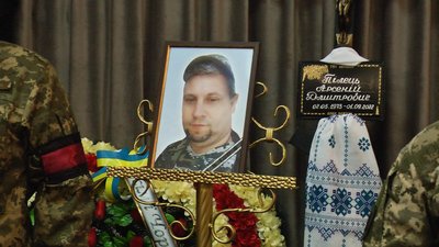 "Я вирішив і все таки піду – буду захищати нашу країну. Свою сім’ю, свою родину", - з такими словами Арсеній Пілець пішов добровольцем на фронт. "Я вирішив і все таки піду – буду захищати нашу країну. Свою сім’ю, свою родину", - з такими словами Арсеній Пілець пішов добровольцем на фронт.