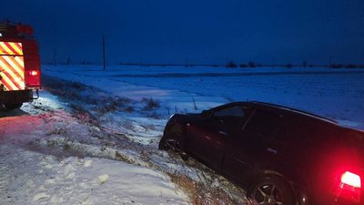 Рятувальники витягують авто з кювету