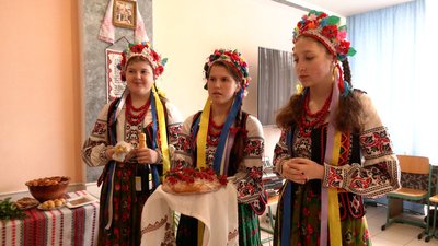 У Гвізді на Франківщині показали давній весільний обряд — збирання молодої на село У Гвізді на Франківщині показали давній весільний обряд — збирання молодої на село