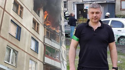 У Харкові відзначили поліцейського, який врятував двох пенсіонерів після обстрілу