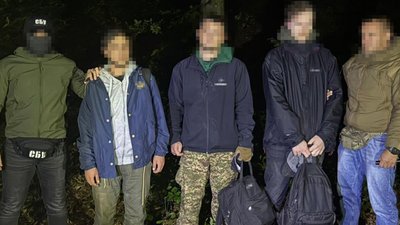 Затримали трьох організаторів, яких підозрюють у переправленні чоловіків за кордон