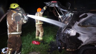 Рятувальники гасять автомобілі у Салтівському районі Харкова, 17 травня 2026 року