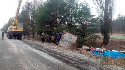 Дощ та ожеледь: на Житомирщині зареєстрували 64 ДТП, попереджають про складні погодні умови