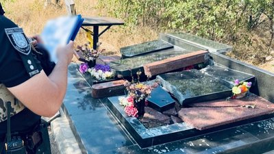 Розтрощили надгробки на кладовищі в Одесі