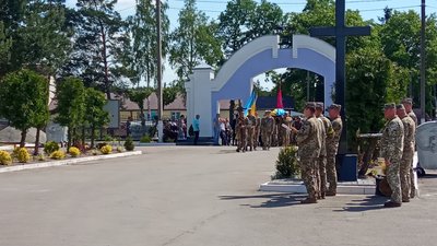 У Житомирі попрощалися із військовослужбовцем навчального центру "Десна" Олександром Вознюком У Житомирі попрощалися із військовослужбовцем навчального центру "Десна" Олександром Вознюком