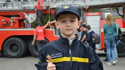 Хлопчик, якого понад добу шукали у Карпатах, привітав рятувальників з професійним святом