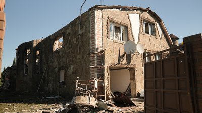 Війська РФ розбили триповерховий будинок у Піщаному на Сумщині