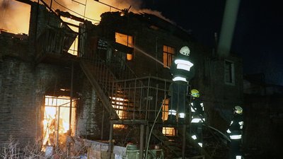 У Дніпрі 19 рятувальників гасили пожежу у закинутому двоповерховому будинку