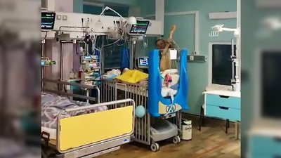 Віктор Пашник грає на бандурі для сина у лікарні Віктор Пашник грає на бандурі для сина у лікарні