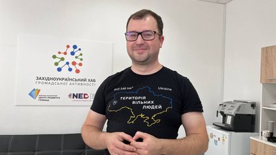 У Тернополі школярам роздають світловідбивачі У Тернополі школярам роздають світловідбивачі