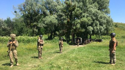 Вчаться стріляти і виживати: на Черкащині триває вишкіл для юних "морпіхів"