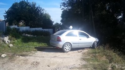 На Хмельниччині при спробі зупинити свій автомобіль загинула 47-річна жінка
