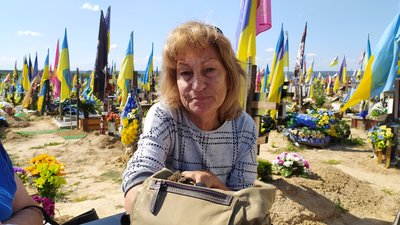 Ціна незалежності: родичі вшанували загиблих бійців на Алеї слави у Харкові Ціна незалежності: родичі вшанували загиблих бійців на Алеї слави у Харкові
