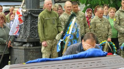 На Чернігівщині попрощалися з трьома бійцями, які загинули на сході України На Чернігівщині попрощалися з трьома бійцями, які загинули на сході України