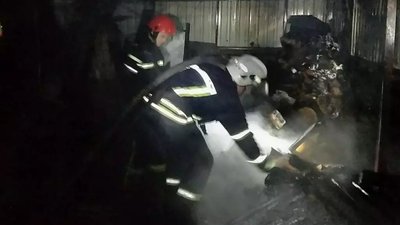 У Запоріжжі рятувальники запобігли пожежі у приватному будинку