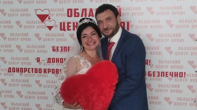 На Житомирщині Олеся та Андрій Мінасови у день свого весілля пішли здавати кров