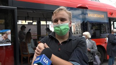 У Житомирі бажаючих вакцинують від коронавірусу в мобільному пункті, облаштованому в автобусі У Житомирі бажаючих вакцинують від коронавірусу в мобільному пункті, облаштованому в автобусі