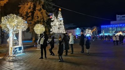 У Луцьку засвітили головну новорічну ялинку – тріо святкових дерев У Луцьку засвітили головну новорічну ялинку – тріо святкових дерев