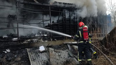 Рятувальник ДСНС гасить пожежу