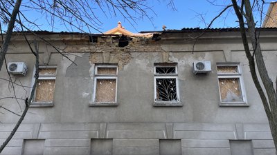 "Стінки повалились, люстри летіли. Балкон розтрощений взагалі". Херсонці розповіли про чергові атаки армії РФ "Стінки повалились, люстри летіли. Балкон розтрощений взагалі". Херсонці розповіли про чергові атаки армії РФ