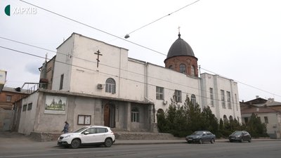 По одній родині: як освячували кошики недільним ранком у Харкові По одній родині: як освячували кошики недільним ранком у Харкові