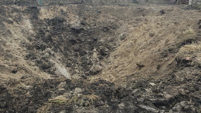 Вирва на місці влучання російської ракети в Чугуєві, Харківська область, 16 листопада 2023 року