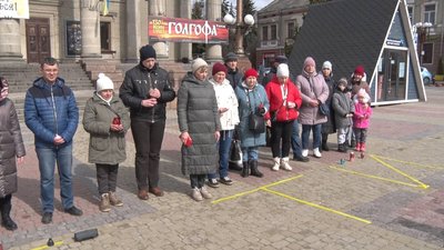 У Тернополі маріупольці провели акцію до річниці авіаудару по драмтеатру У Тернополі маріупольці провели акцію до річниці авіаудару по драмтеатру