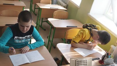 Арт-терапія, навчання в інклюзивному класі та танцювальний гурток: історія братів з Вінниччини